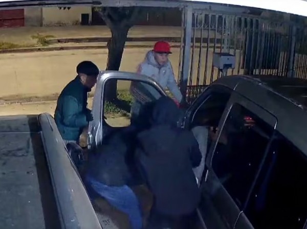 Ladrones le robaron la camioneta que usaba para trabajar y pide ayuda para recuperarla