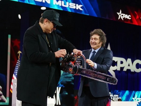 Elon Musk se arrepintió de la foto con la motosierra que le regaló Milei