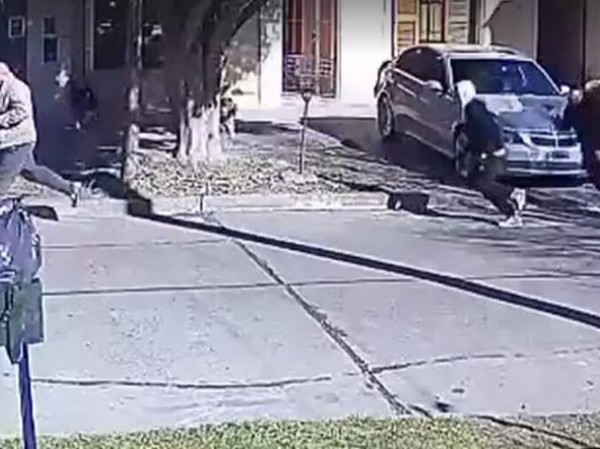 Dos ladrones mataron a un expolicía para robarle el auto en la puerta de su casa