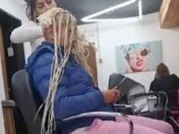 La mujer que fue a una peluquería a hacerse trenzas y terminó pelada aseguró que pagó por el servicio