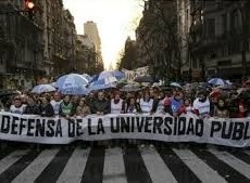 Realizan una marcha contra el gobierno de Milei en defensa de la universidad pùblica