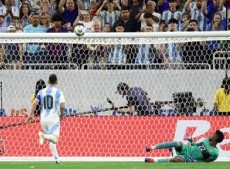 El capitán argentino inició la tanda de penales: picó la pelota, pero pegó en el travesaño.