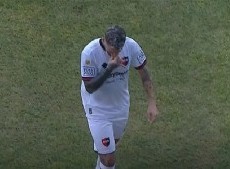 En su debut en Newell’s, Darío Benedetto sufrió una molestia muscular y jugó solo 33 minutos