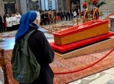 Una monja logró romper el estricto protocolo y lloró frente al féretro del papa Francisco