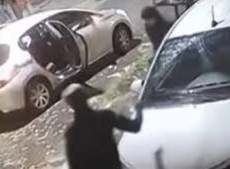 El desesperado pedido de un hombre mientras le robaban el auto con su hija