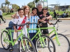 Jorge Ferraresi y Magdalena Sierra entregaron 1300 bicicletas en Área X.