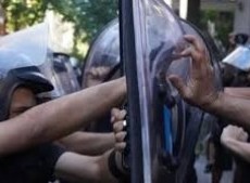 Incidentes y reclamos en medio de una protesta de jubilados frente al Congreso