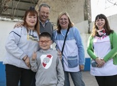 Cascallares encabezó una nueva entrega de anteojos junto a alumnos y alumnas de Longchamps