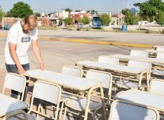 El actual secretario de Obras Públicas local, Gastón Granados, estuvo presente para recibir un total de 2000 sillas y 1000 pupitres.