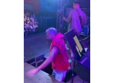 El cantante de Dale Q’ Va sufrió un terrible accidente cuando se rompió el escenario