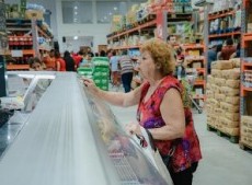 Advierten remarcaciones de hasta el 9 por ciento en supermercados tras la suba del dólar