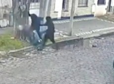 Golpearon y robaron a un jubilado justo frente a su casa