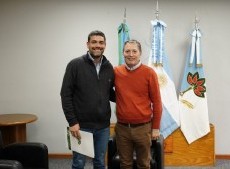 El intendente de Esteban Echeverría, Fernando Gray, mantuvo un encuentro con el padre Diego Armando Barboza.