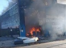 Las llamas se desataron poco después de las 15 en un galpón de la firma J&G en la calle Madrid al 200.
