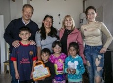 el intendente municipal Mariano Cascallares visitó a las familias que recientemente fueron relocalizadas en el conjunto habitacional Barrio Lindo 2.