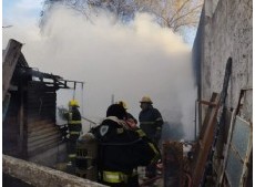 Las llamas afectaron viviendas de la cuadra de 127 entre 61 y 62, en Villa Argüello.