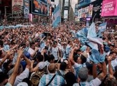 Miles de personas se reunieron con camisetas, bombos y banderas en el mítico Times Square para alentar al combinado campeón del mundo.