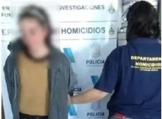 Detuvieron a una joven acusada de matar a golpes a su bebé