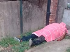 Mataron a golpes a un hombre en la puerta de su casa para robarle el auto
