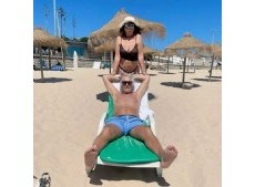 Si bien no están casados oficialmente, la diva y el histórico dirigente peronista se encuentran disfrutando de unos días de playa en Portugal.
