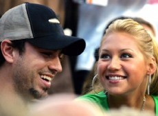 Enrique Iglesias y Anna Kournikova esperan a su cuarto hijo
