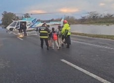 Un micro con alumnos del colegio Aukan quedó varado y fueron rescatados en helicópteros