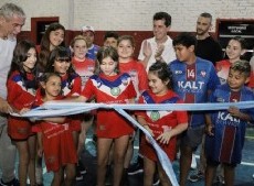 Para finalizar la jornada, el intendente y el ministro inauguraron los vestuarios del club Cruz Varela, de Wilde.