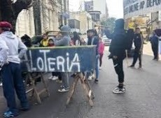 Agencieros de loterías bonaerenses nucleados en CAOLAB arribaron al Senado para hacerse escuchar.