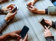 Kicillof hizo oficial el uso responsable de celulares en la administración pública