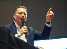 Tras la renuncia de Espert, Gray solicitó que no se reimpriman las boletas