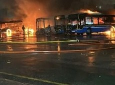 Se incendió una empresa de colectivos y dejó varias unidades destruidas