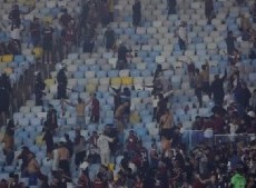 Feroz golpiza de la policía brasileña a los hinchas de Lanús en el Maracaná