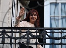 El primer posteo de Cristina Kirchner presa: "¿Puedo salir o no al balcón de mi casa? Parece joda, pero no…"