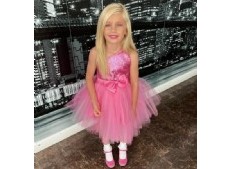 La modelo fotografió a su hijita luciendo un outfit "total pink" y un make up muy cargado, que se destaca por el labial fucsia.