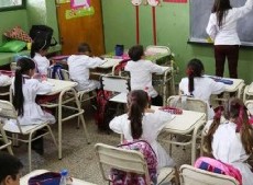 El gobierno bonaerense prorrogó hasta diciembre de 2024 la aplicación de la quinta hora de clase en las escuelas estatales bonaerenses.