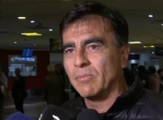Gustavo Quinteros llegó a la Argentina y tiene todo listo para firmar como nuevo DT de Independiente