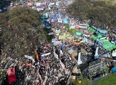 Una multitud se congregó frente al Congreso y celebró el rechazo a los vetos de Milei