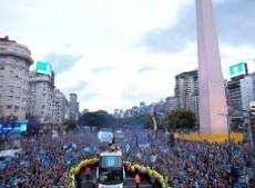 Gran caravana de Racing por el Obelisco tras ganar la Sudamericana