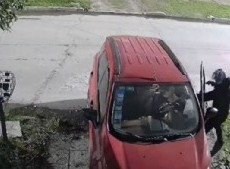 Se resistió al robo del auto y gracias a la alarma vecinal se fueron los ladrones
