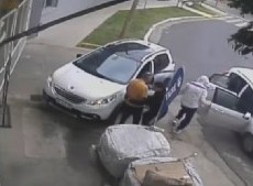 Se bajó a comprar y en menos de 30 segundos un grupo de ladrones le robó la camioneta