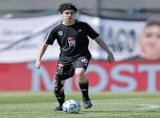 Iván Buhajeruk, quien nunca hizo divisiones inferiores, jugó solo un minuto ante Vélez y fue reemplazado.