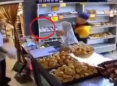 Simularon ser clientes en una panadería, amenazaron con un arma a los dueños y les robaron todo