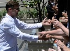 Ricky Martin saludó a los fans que se acercaron a verlo al hotel