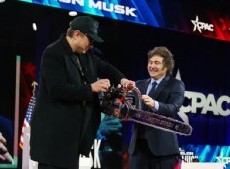 Elon Musk se arrepintió de la foto con la motosierra que le regaló Milei