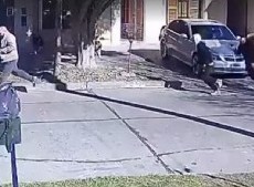 Dos ladrones mataron a un expolicía para robarle el auto en la puerta de su casa