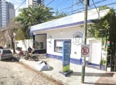 Dos comisarios a las piñas