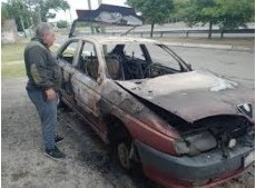 En plena Navidad, un auto quedó destruido por un incendio