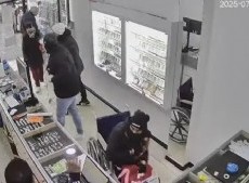 Entró en una silla de ruedas para robar una joyería