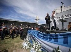 La intendenta de Quilmes, Mayra Mendoza, participó este martes del acto en conmemoración por el Día de Veterano y los Caídos en la Guerra de Malvinas.