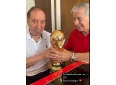 Carlos Bilardo, con la tercera Copa del Mundo: recibió el trofeo y se sacó una foto inolvidable.